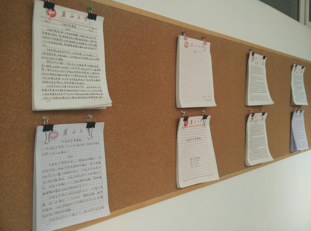 手抄党章在学院进行展览